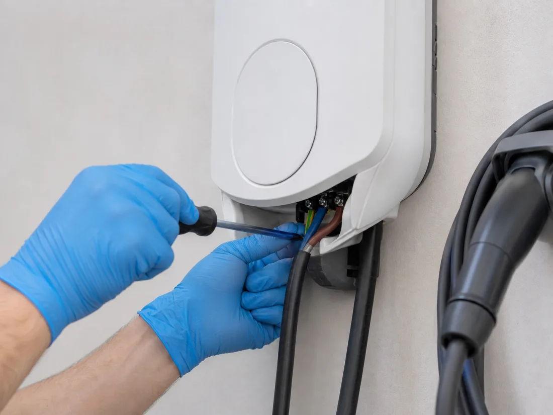 Eletricista certificado a instalar uma wallbox em Aveiro